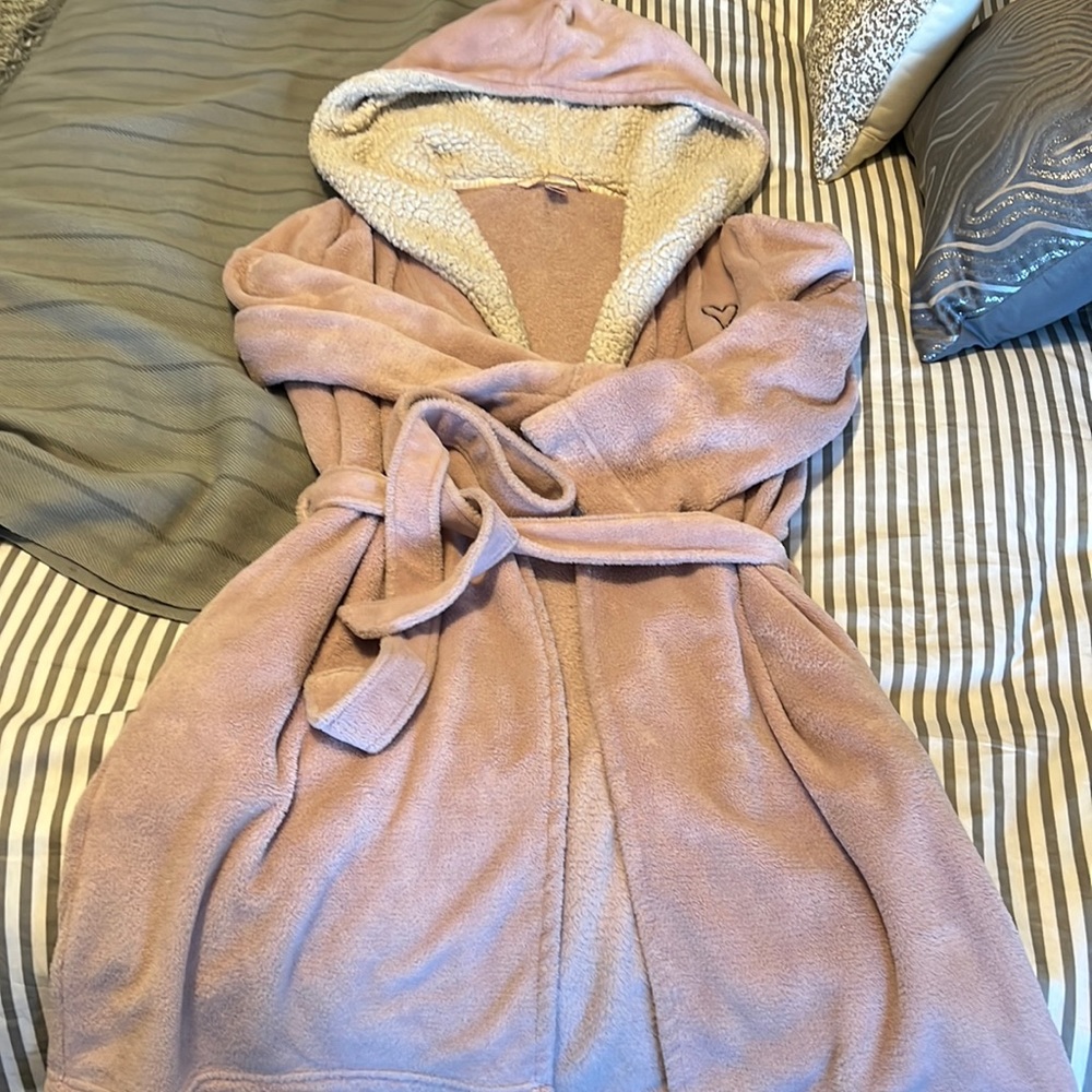 Plush warm Sherpa hood Victoria secret short robe size medium